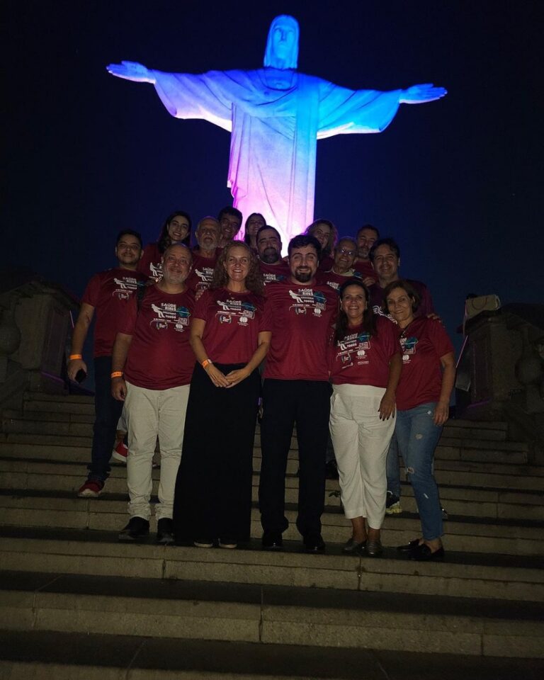 No Rio de Janeiro, o Cristo iluminado e de braços abertos para a causa da saúde dos rins!
