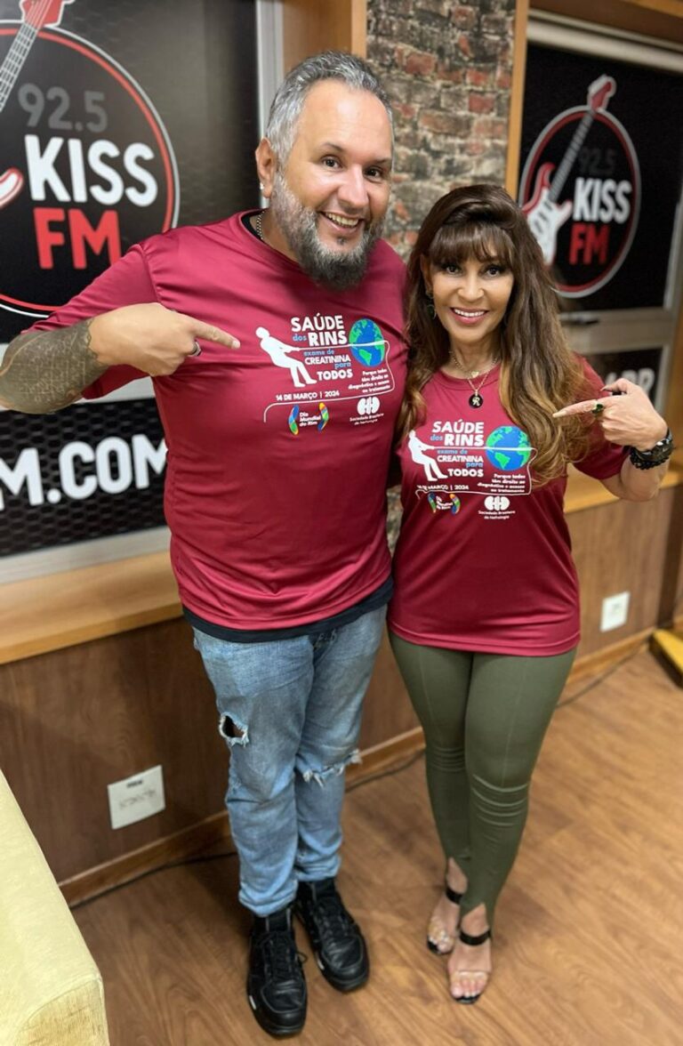 Rosângela Alves e Titio Marco Antonio , locutores da rádio Kiss FM 92.5 , vestem a camiseta e abraçam essa causa