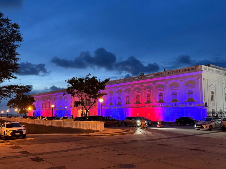 O Palácio dos Leões, sede do governo do Maranhão, localizado no centro histórico de São Luís, se ilumina hoje em apoio ao Dia Mundial do Rim!