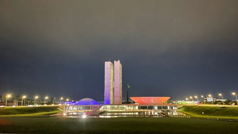 A fachada do Congresso Nacional ganha iluminação especial em celebração ao Dia Mundial do Rim!