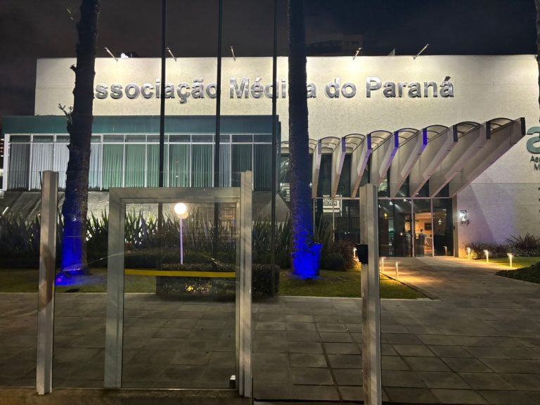 Em alusão ao Dia Mundial do Rim, o prédio da Associação Médica do Paraná (AMP) recebeu uma iluminação especial!