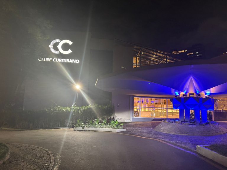 Clube Curitibano, no Paraná, iluminado em celebração ao Dia Mundial do Rim!