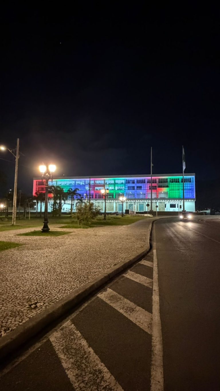 Palácio Iguaçu, sede do Governo do Paraná, iluminado em celebração ao Dia Mundial do Rim!