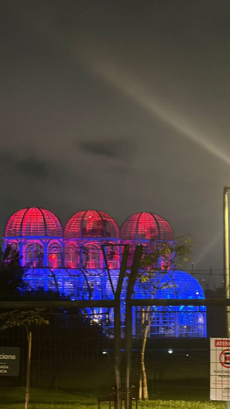 Jardim Botânico de Curitiba iluminado com as cores do Dia Mundial do Rim!