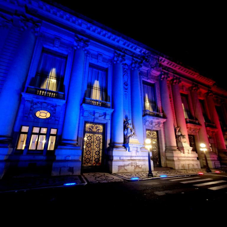 O Palácio Piratini, atual sede do Poder Executivo e residência oficial do governador do estado do Rio Grande do Sul, iluminado em celebração ao Dia Mundial do Rim!