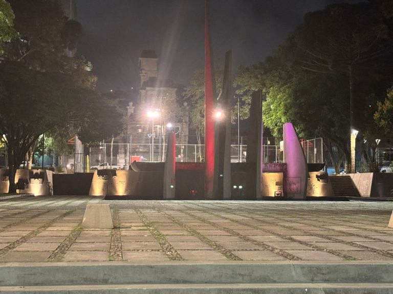 A Praça 29 de Março, localizada no bairro Mercês em Curitiba, iluminada em apoio ao Dia Mundial do Rim!
