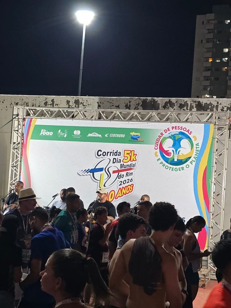 Iluminada com as cores da campanha, a Arena Pantanal, em Cuiabá-MT, celebra sua 8ª Corrida do Dia Mundial do Rim!