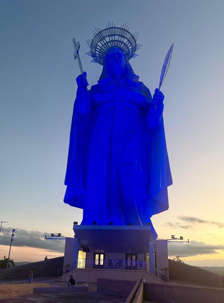 A estátua de Santa Rita de Cássia em Santa Cruz (RN), maior imagem sacra do mundo, é iluminada para apoiar o Dia Mundial do Rim!