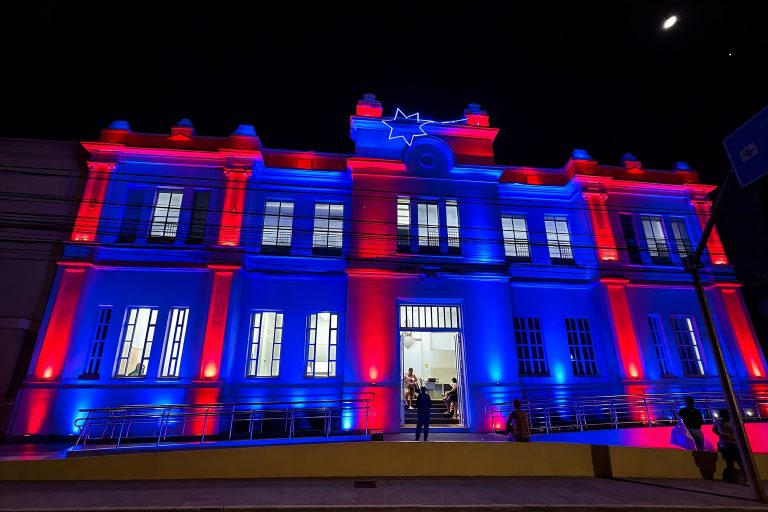 Hospital de Cirurgia em Aracaju, Sergipe, ganha iluminação especial em celebração ao Dia Mundial do Rim!