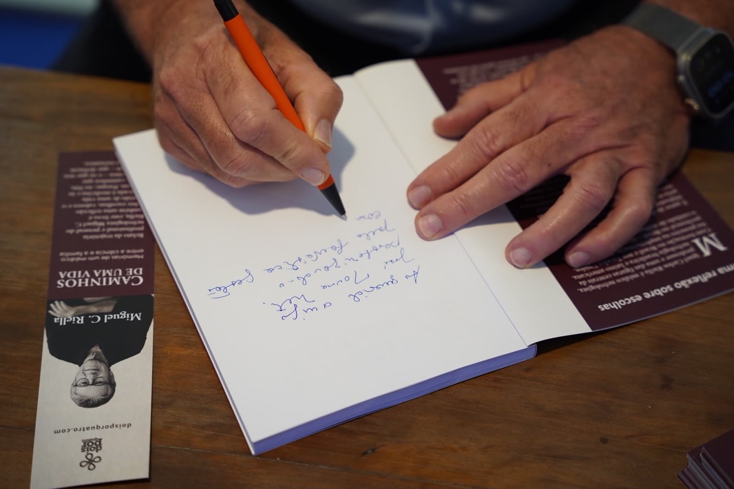 Miguel Riella lança livro durante o CBN 2026