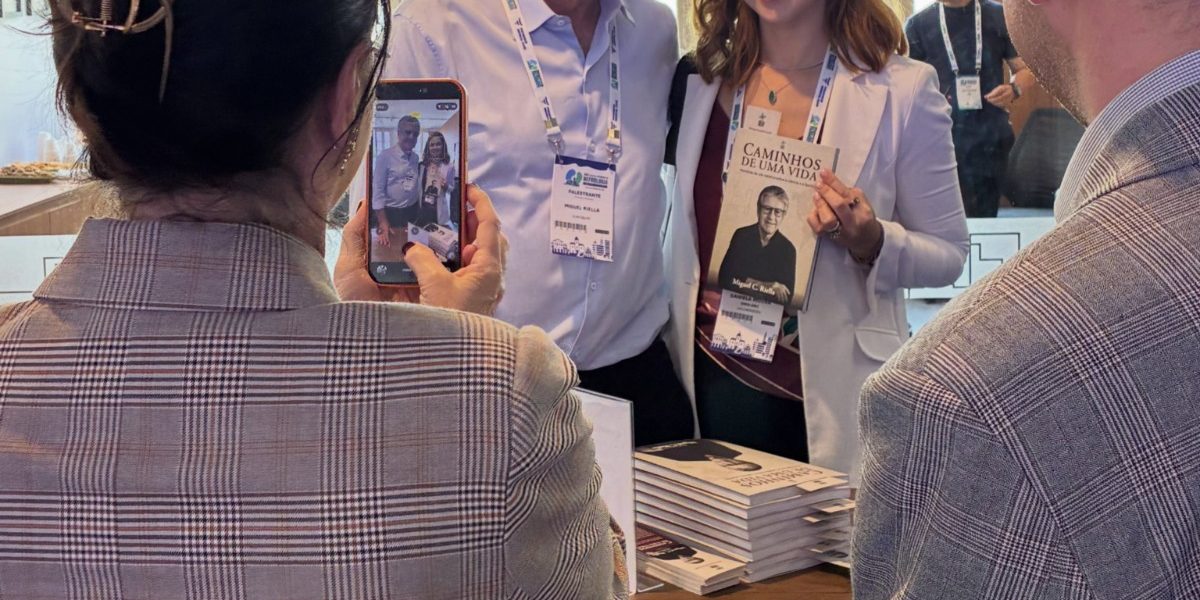 Miguel Riella lança livro durante o CBN 2026
