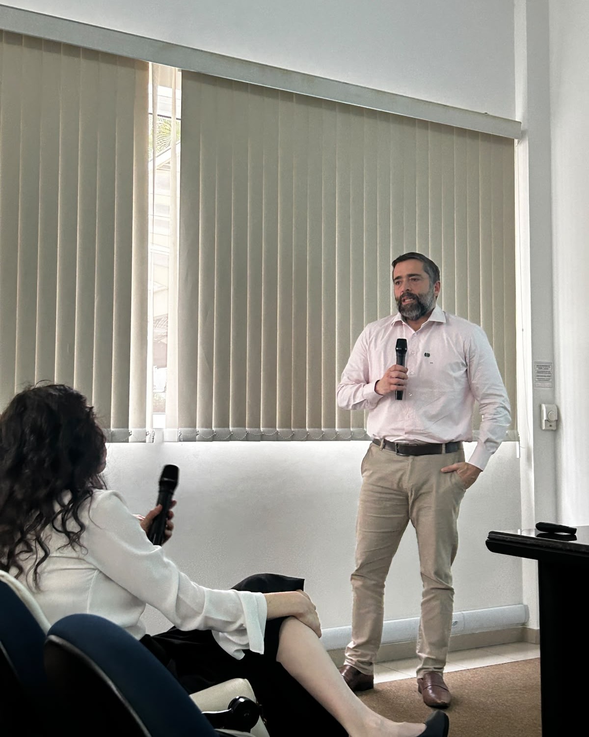 Pedro Túlio Rocha apresenta Projeto Registro PMMA da SBN em simpósio sobre complicações em cosmiatria